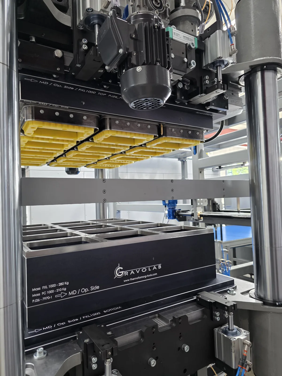 GravoLAB FXL1000 mold with yellow thermoformed trays
